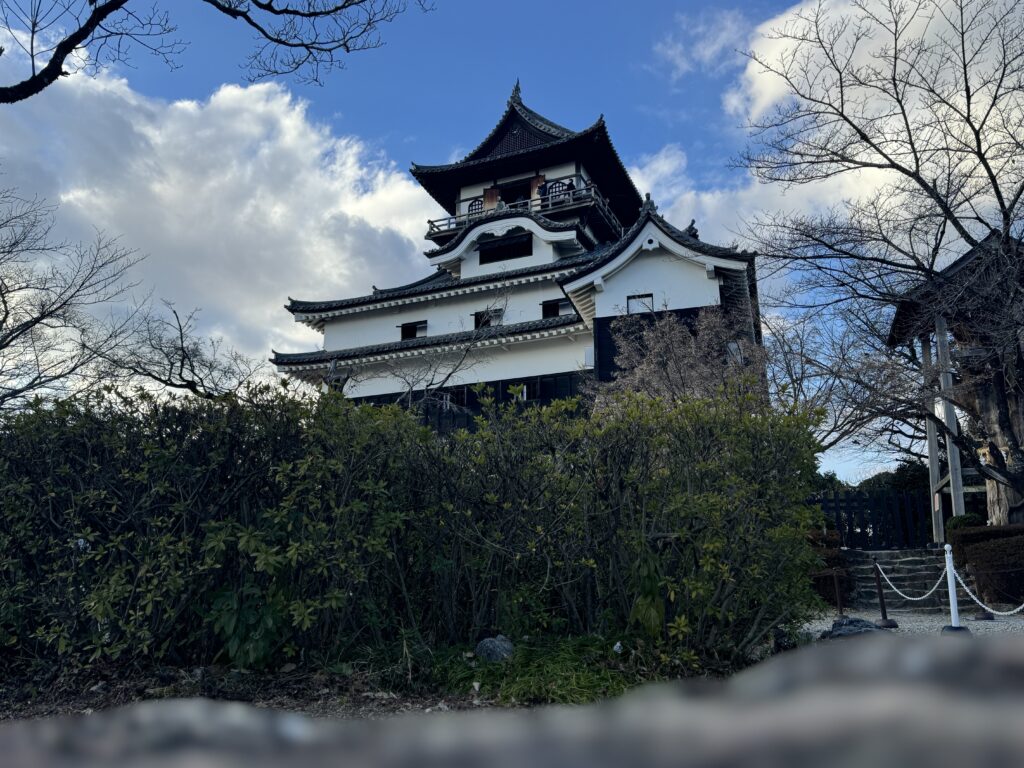 犬山城入り口から